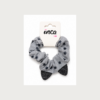 Coletero scrunchie gris con estrellas y lazo glitter negro Inca Hair – accesorio infantil para el cabello